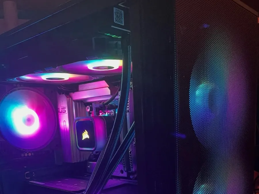 Boîtier avec refroidissement liquide tout-en-un Corsair et façade maillée