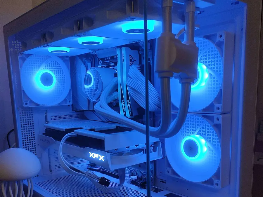 Configuration blanche avec watercooling et éclairage bleu, câblage rangé
