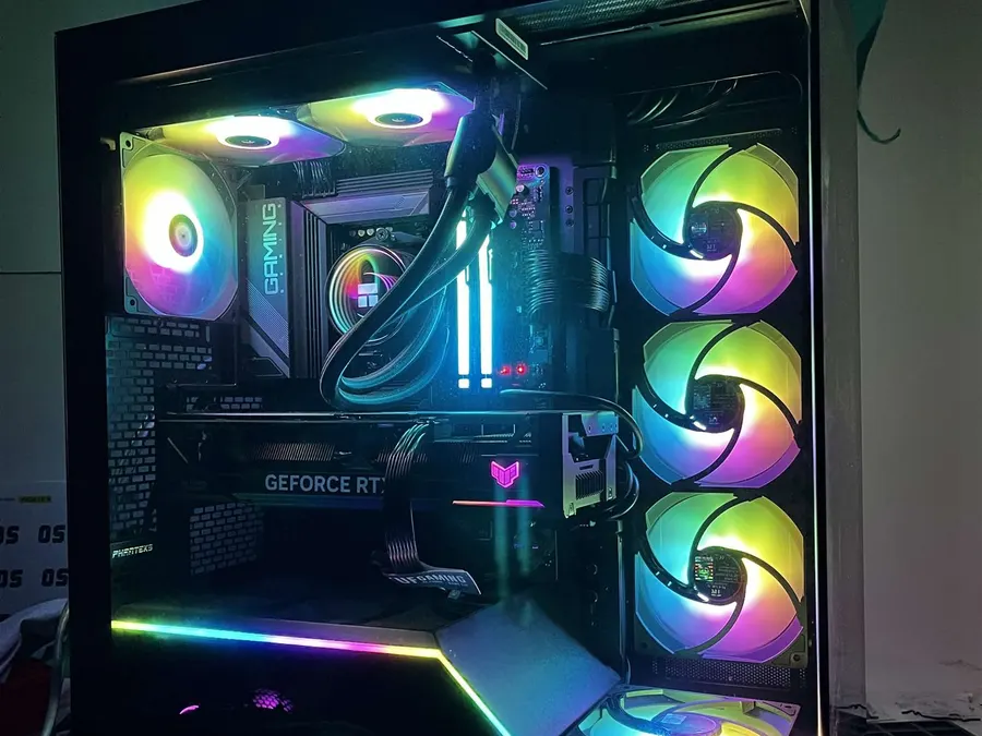 PC de jeu en boîtier noir, ventilateurs et bande lumineuse RGB, carte GeForce RTX