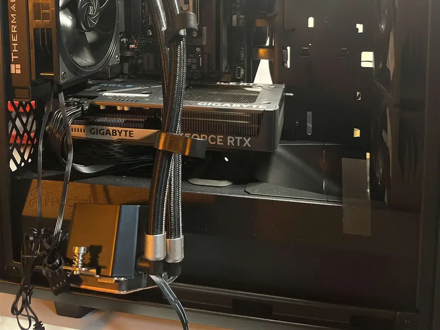 Station de création noire, refroidissement à air et carte graphique Gigabyte